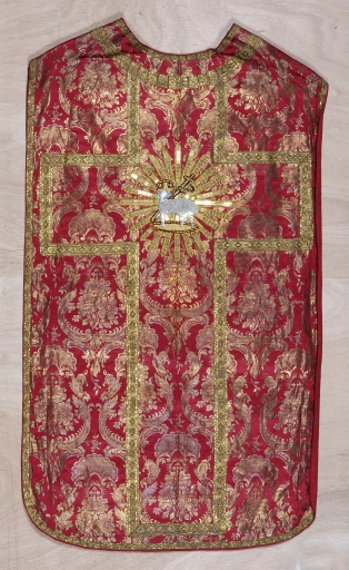 Ornement rouge 3 : chasuble, bourse de corporal, étole, manipule, voile de calice