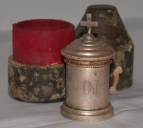 Ampoule à huile des malades et sa boîte