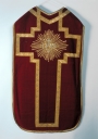 Ornement rouge 3 : chasuble, étole, manipule, voile de calice (Guipry fusionnée en Guipry-Messac en 2016)