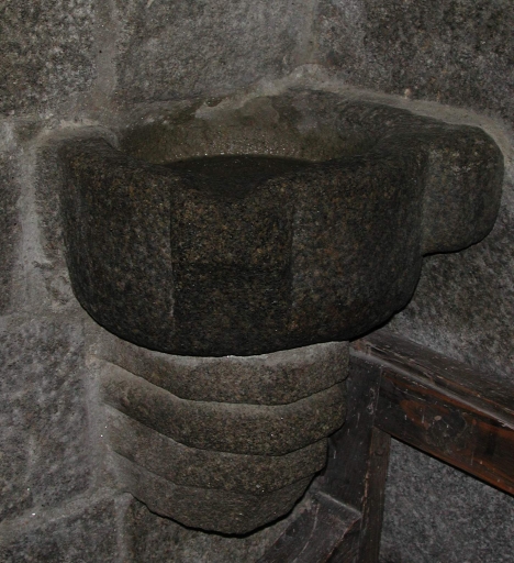 Bénitier d'applique 2, ou mesure à grains sur culot (Saint-Pierre-de-Plesguen fusionnée en Mesnil-Roc'h en 2019)