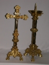 Garniture d'autel 2 : croix d'autel, 4 chandeliers d'autel