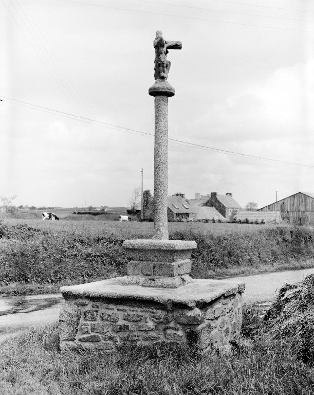 Croix de chemin dite Croix des Trois Curés, Kervéguen Ar Groas (Plounévez-Lochrist)
