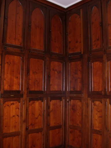 Mobilier de sacristie : chasublier, armoires de sacristie