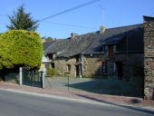 Alignement de maisons, la Croix Bouëxic (Lieuron)