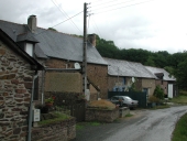 Alignement de maisons et de dépendances, le Val Beuzet (Talensac)