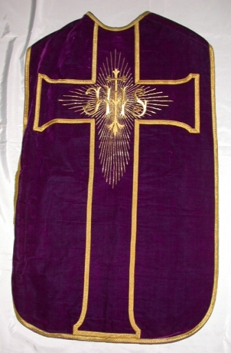 Ornement violet 1 : chasuble, bourse de corporal, étole, voile et manipule