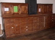 Mobilier de sacristie : chasublier, 6 armoires