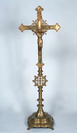 Garniture d'autel : croix d'autel, 4 chandeliers d'autel