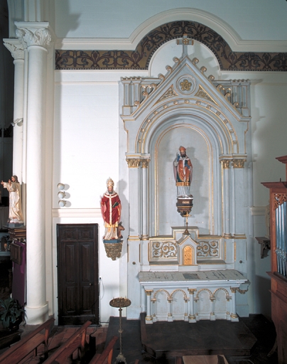 Ensemble de 2 autels secondaires : 2 autels, 2 tabernacles, 2 gradins d'autel, 4 degrés d'autel