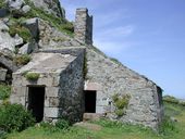 Corps de garde, magasin de la batterie de Cosmoguer, Ile aux Moines, est, rocher de Cosmoguer, les Sept-Iles (Perros-Guirec)