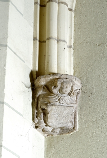 Cinq reliefs, une frise, un lavabo en niche et un dais d'architecture