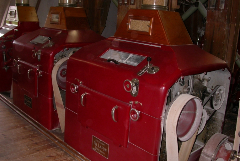 Ensemble de deux machines à broyer (Broyeurs à cylindre)