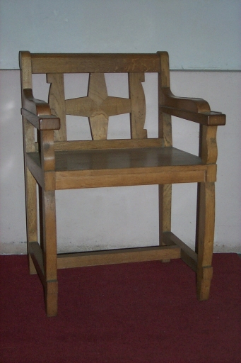 Fauteuil de célébrant, 9 tabourets d'église, 2x2 stalles