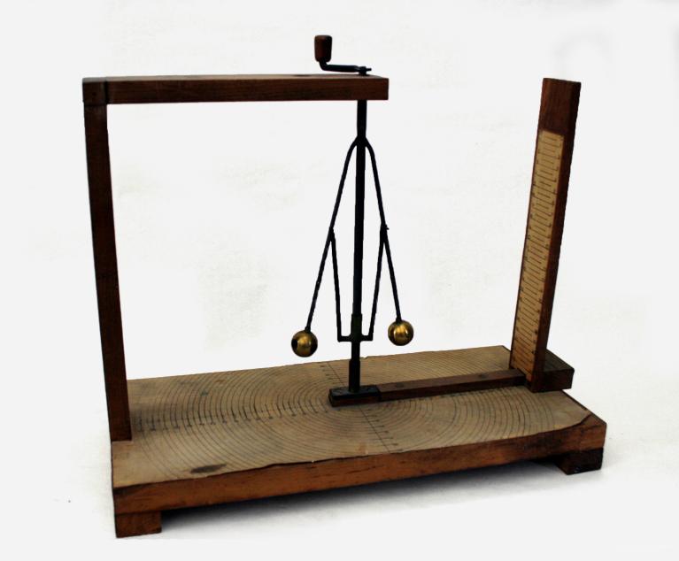 Présentation de la collection d'instruments scientifiques du lycée Émile Zola, Avenue Jean Janvier (Rennes)