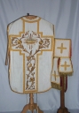 Ornement blanc 3 : chasuble, bourse de corporal, étole, manipule