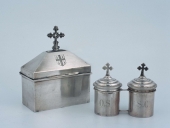 Ampoule à huile des catéchumènes et ampoule à saint chrême et leur coffret