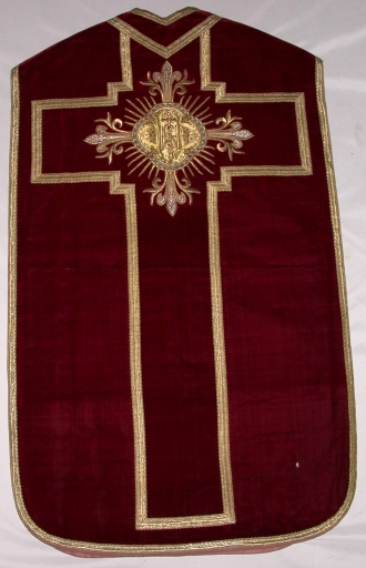 Ornement rouge 1 : chasuble, bourse de corporal, étole, manipule, voile de calice