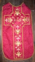 Ornement rouge 3 : chasuble, étole, manipule, voile de calice et bourse de corporal