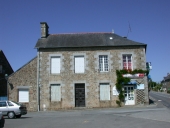 Maison et café-restaurant, Poutour de l'Eglise ; R.N. 175 (Romazy)