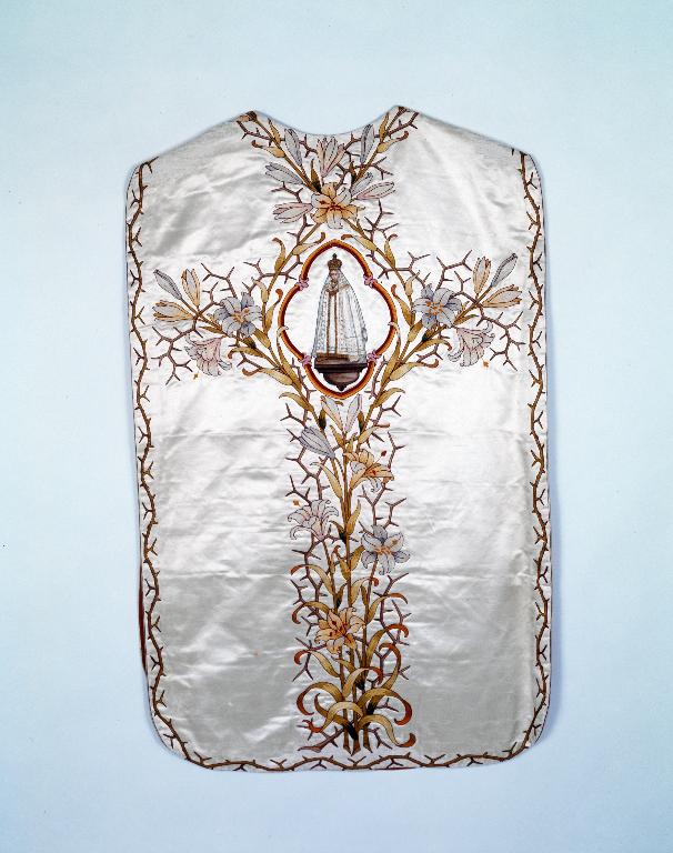 Ornement blanc 2 : chasuble, manipule, voile de calice, basilique Notre-Dame-du-Roncier (Josselin)