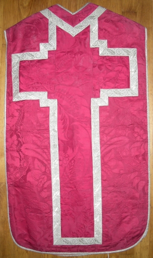 Ornement rouge 2 : chasuble, étole, manipule et voile de calice