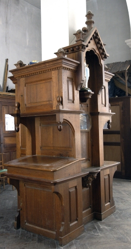 Meubles de sacristie : bureau, armoires, chasublier