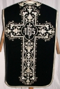 Ornement noir 3 : chasuble, bourse de corporal, étole, voile de calice