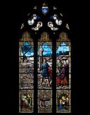 Verrière à personnages de la baie 13 : Un fragment de la statue de Notre-Dame du Roncier est sauvé providentiellement pendant la Révolution, basilique Notre-Dame-du-Roncier (Josselin)