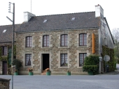 Maison et café, rue Nationale (Saint-Caradec)