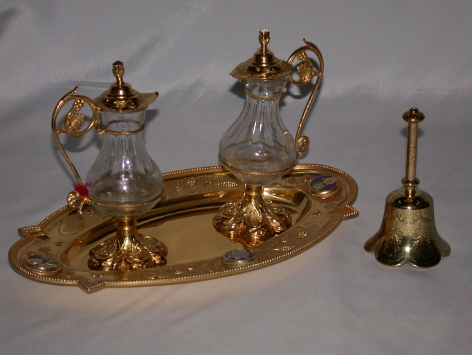 2 burettes et leur plateau, une clochette