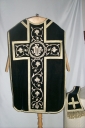 Ornement noir 1 : chasuble, étole, bourse de corporal, voile de calice