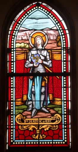 Verrières à personnages des baies 1, 2, 4, 6 : Bienheureuse Jeanne d'Arc, Saint Michel, Notre-Dame de Lourdes, Sainte Philomène et verrières décoratives des baies 3, 8, 00