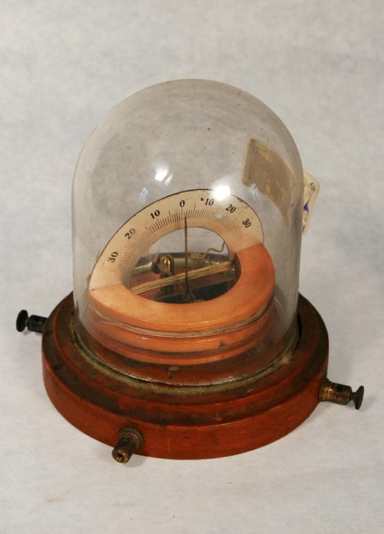 Présentation de la collection d'instruments scientifiques du lycée Émile Zola, Avenue Jean Janvier (Rennes)