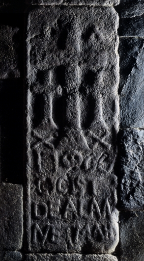 Ensemble de deux plates-tombes, Saint-Nicolas-des-Eaux (Pluméliau fusionnée en Pluméliau-Bieuzy en 2019)