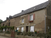 Alignement de trois maisons, la Chapelle Trévinal (Trévérien)