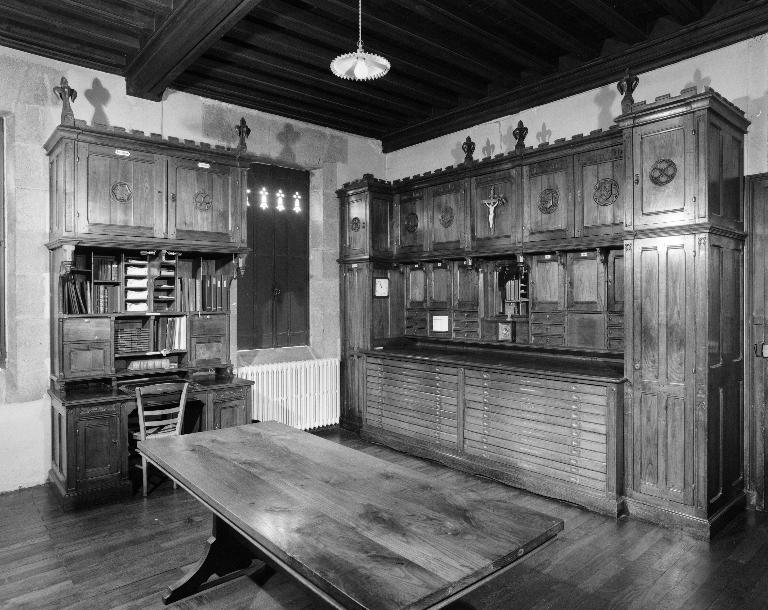 Ensemble de meubles de sacristie : 2 armoires, meuble de rangement pour objets liturgiques, tronc, bureau, armoire à archives, table, 2 placards, chasublier, basilique Notre-Dame-du-Roncier (Josselin)