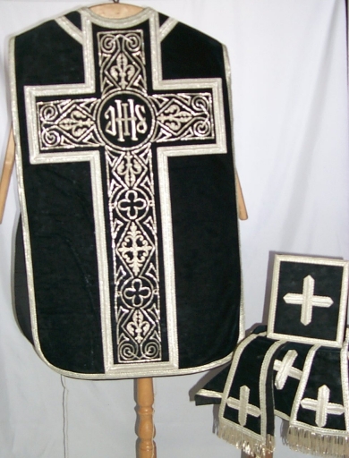 Ornement noir 1 : chape, chasuble, bourse du corporal, étole, manipule, voile du calice