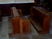 Ensemble de 4 bancs d'église à agenouilloir