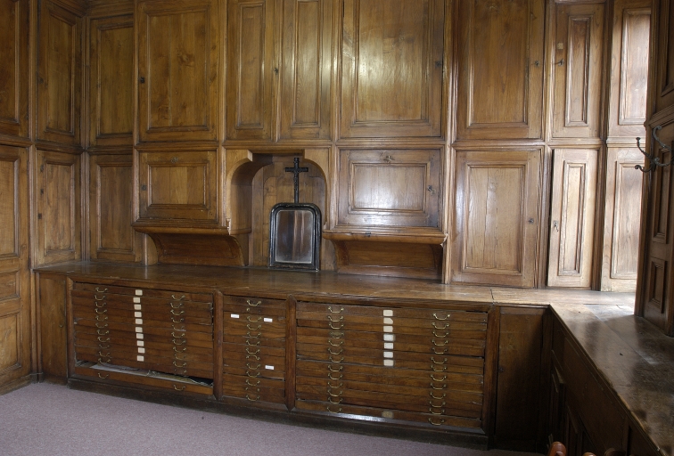 Meubles de sacristie : chasublier, armoires, lambris de revêtement
