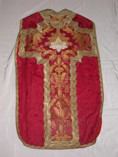 Ornement rouge 2 : chasuble, étole, voile de calice et manipule