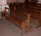 Ensemble de bancs de fidèles