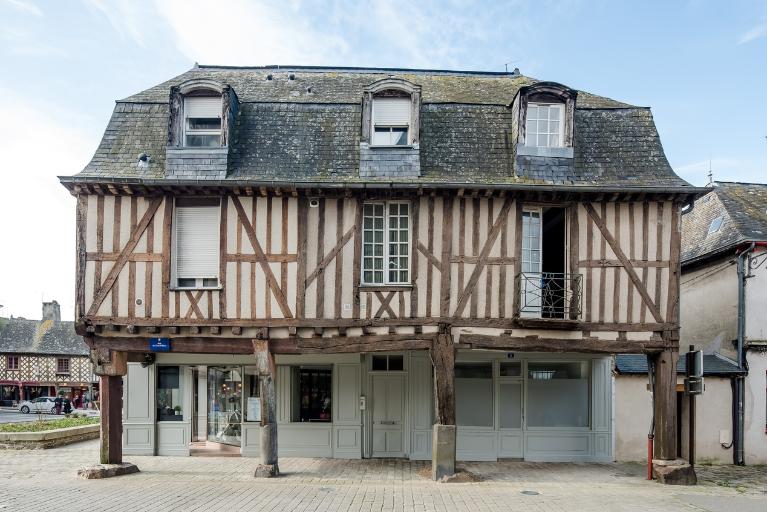 Maison à porche, 1-3 rue du Cheval Blanc (La Guerche-de-Bretagne)