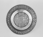 Ensemble de trois plats de quête