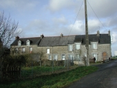 Alignement de maisons, la Guermondière (Saint-Pierre-de-Plesguen fusionnée en Mesnil-Roc'h en 2019)