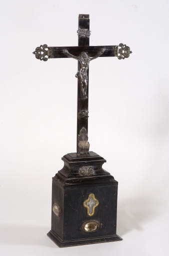 Croix-reliquaire, place Ernest Lemoine (Bieuzy fusionnée en Pluméliau-Bieuzy en 2019)