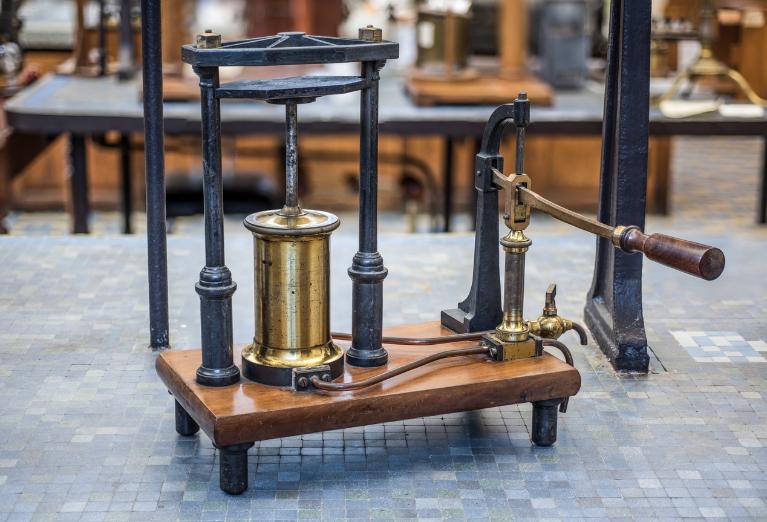 Présentation de la collection d'instruments scientifiques du lycée Émile Zola, Avenue Jean Janvier (Rennes)