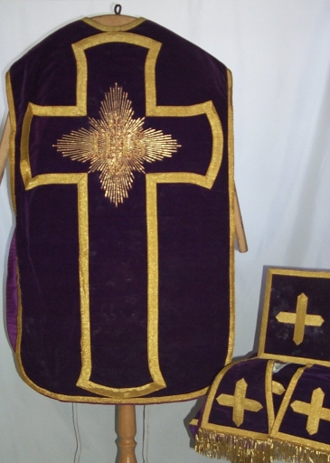 Ornement violet 3 : chasuble, bourse du corporal, étole, manipule, voile du calice