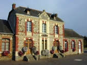 Mairie, ponts et cimetière sur la commune de Saint-Germain-du-Pinel