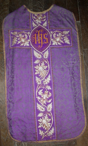Ornement violet 3 : chasuble, étole, manipule, voile de calice et bourse de corporal