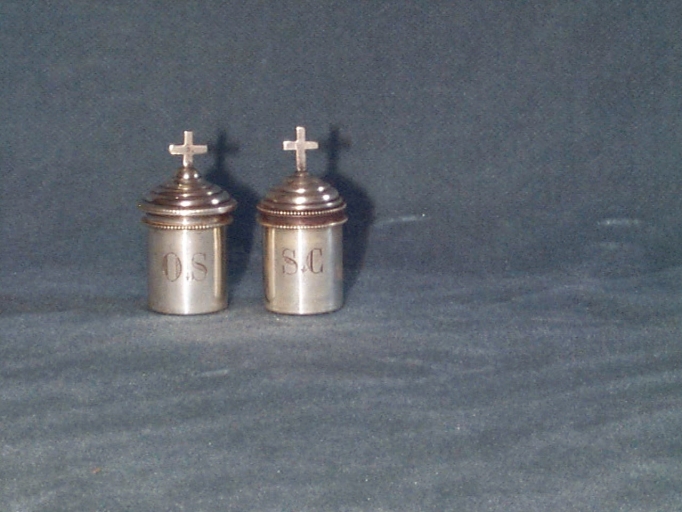 Ampoule à saint Chrême, coffret aux saintes huiles